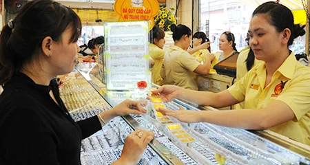  Thị trường vàng trong nước ghi nhận các bước điều chỉnh giảm nhẹ của mặt hàng kim loại quý. 