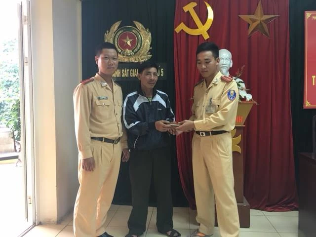 CSGT trả tiền khi nhặt được của dân ảnh 1 CSGT trả tiền khi nhặt được của dân ảnh 1