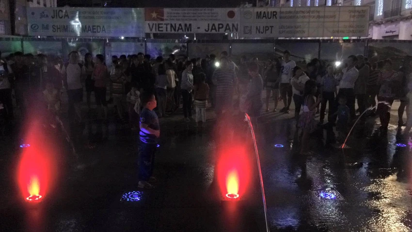 Người dân thành phố 'lội nước' đón giao thừa ảnh 10 Người dân thành phố 'lội nước' đón giao thừa ảnh 10