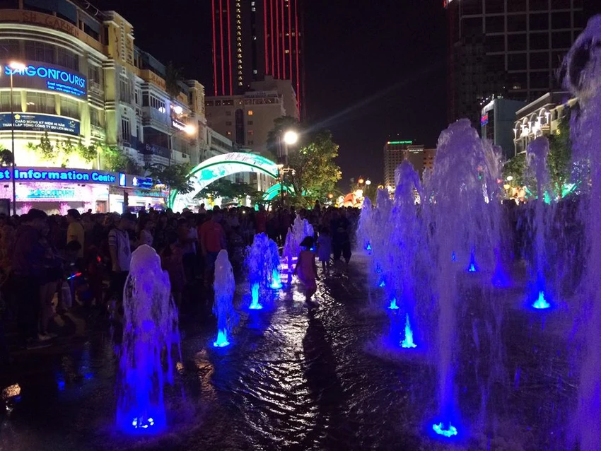 Người dân thành phố 'lội nước' đón giao thừa ảnh 11 Người dân thành phố 'lội nước' đón giao thừa ảnh 11