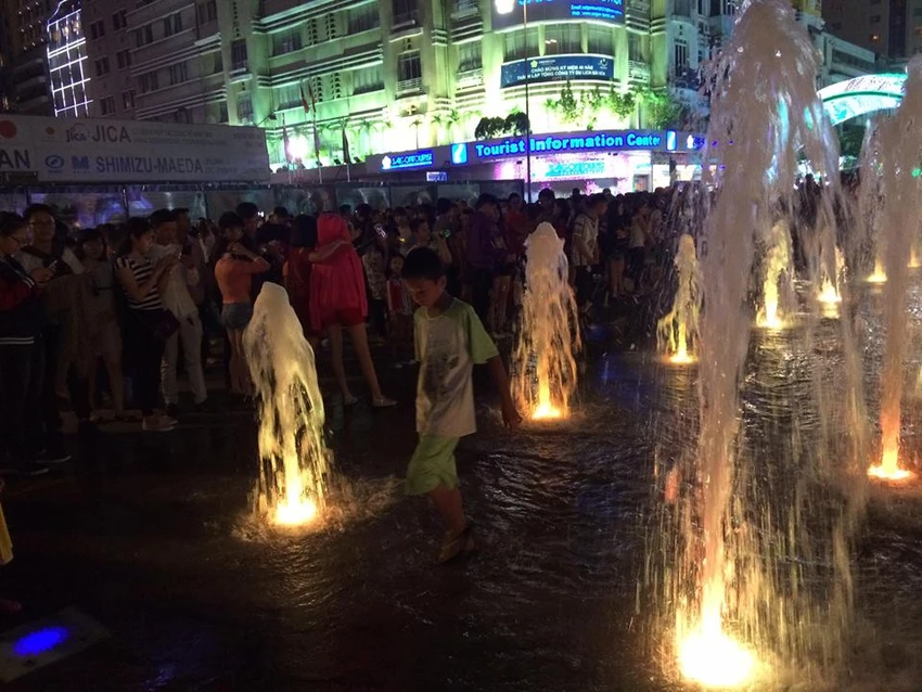 Người dân thành phố 'lội nước' đón giao thừa ảnh 13 Người dân thành phố 'lội nước' đón giao thừa ảnh 13