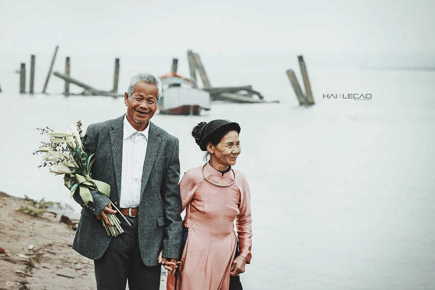 Bộ ảnh cưới của cặp vợ chồng già vớt xác ở sông Hồng ảnh 9 Bộ ảnh cưới của cặp vợ chồng già vớt xác ở sông Hồng ảnh 9