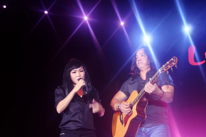 Khán giả Huế cuồng nhiệt trong đêm rock 'Lửa Cố đô' ảnh 3 Khán giả Huế cuồng nhiệt trong đêm rock 'Lửa Cố đô' ảnh 3