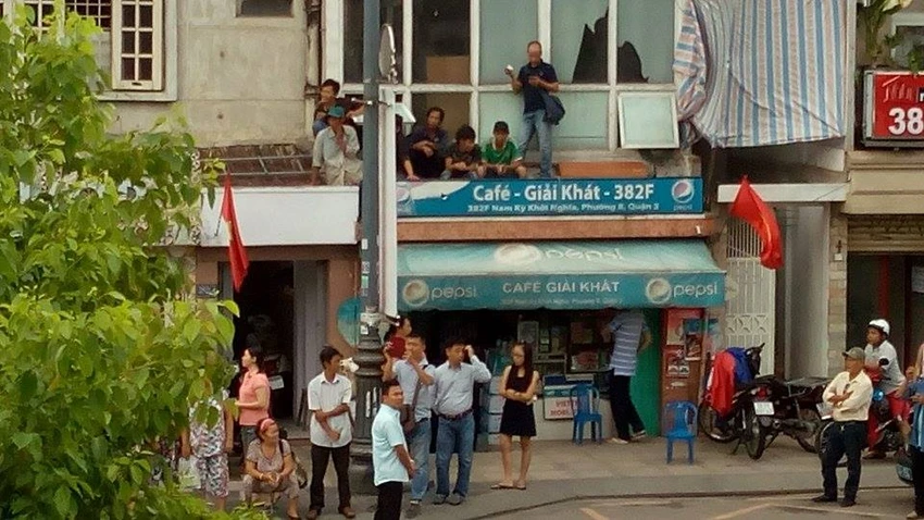 Muôn kiểu 'mục kích' Tổng thống Obama của người dân TP.HCM ảnh 19