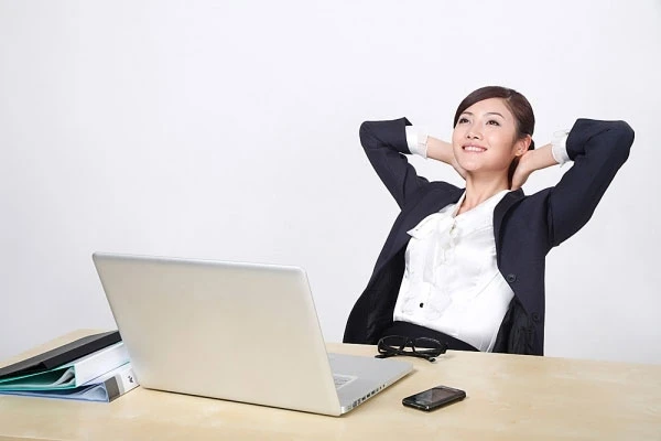 Tranh thủ thư giãn vào những thời điểm công việc ít căng thẳng.