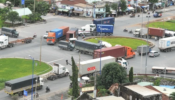Nhức nhối ‘cắt’ xa lộ của ô tô để dành đường cho xe máy ảnh 1 Vòng xoay Mỹ Thủy thường xuyên kẹt xe