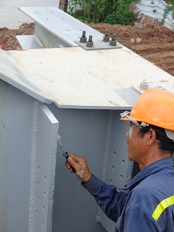 …. Và việc sơn quét chống rỉ, sét cho từng thanh dầm, thanh đà, từng con bulong cũng đang được tiến hành.