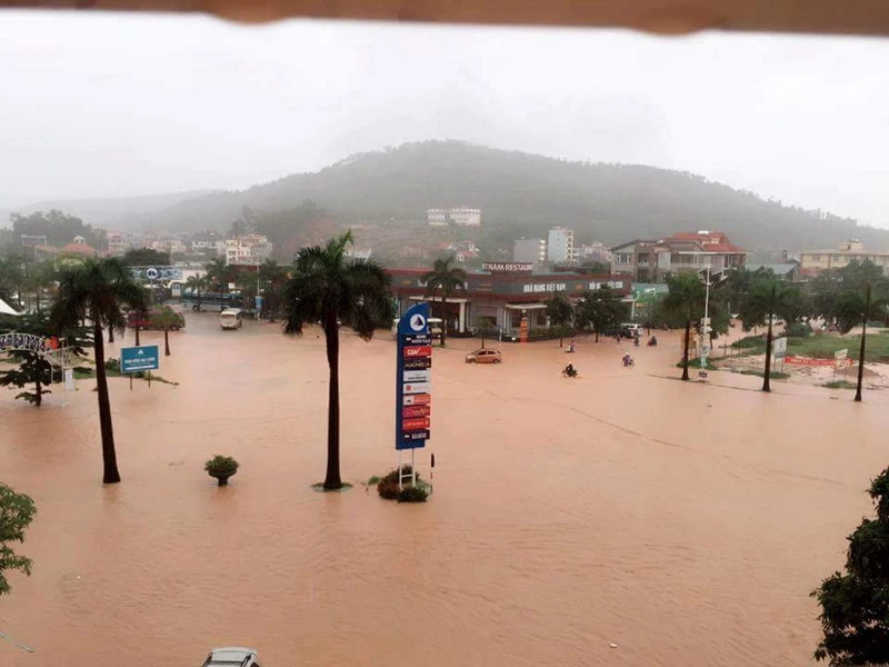 Mưa lớn ngập cục bộ, Quảng Ninh khẩn trương ứng phó ảnh 1 Tại TP Cẩm Phả, mưa lớn đã khiến ngập úng cục bộ, gây ách tắc giao thông cục bộ quốc lộ 18.