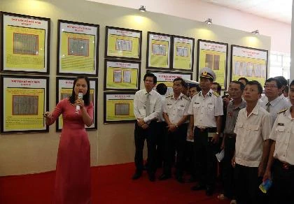 Tư liệu, văn bản trưng bày tại triển lãm khẳng định hai quần đảo Hoàng Sa và Trường Sa là của Việt Nam.