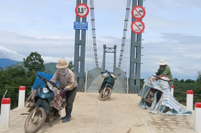 Người dân phải để phương tiện một bên cầu sau đó đi bộ lên rẫy canh tác.