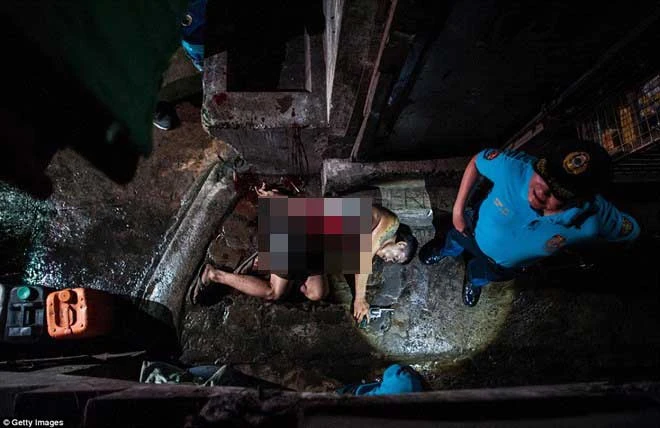 Cảnh sát kiểm tra hiện trường một vụ đấu súng giữa tay buôn ma túy với cảnh sát trong ngày 22-7