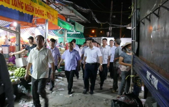 Thủ tướng bất ngờ đến chợ Long Biên lúc tờ mờ sáng 