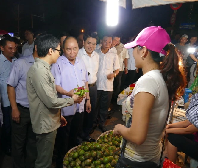 Thủ tướng bất ngờ đến chợ Long Biên lúc tờ mờ sáng 