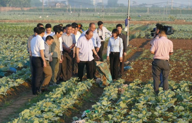 Thủ tướng bất ngờ đến chợ Long Biên lúc tờ mờ sáng 