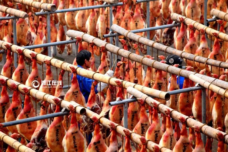 Ấn tượng với cảnh phơi đùi lợn xông khói chuẩn bị tết ảnh 5 Ấn tượng với cảnh phơi đùi lợn xông khói chuẩn bị tết ảnh 5