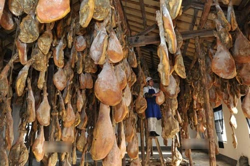 Ấn tượng với cảnh phơi đùi lợn xông khói chuẩn bị tết ảnh 6 Ấn tượng với cảnh phơi đùi lợn xông khói chuẩn bị tết ảnh 6