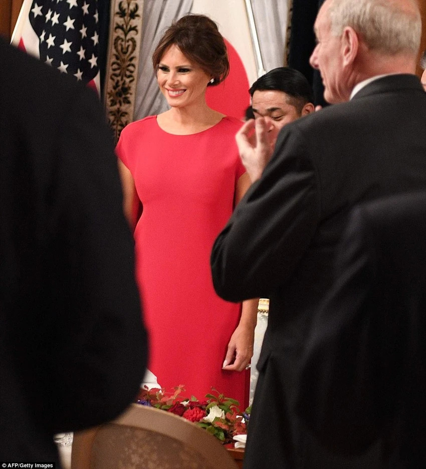 Bà Melania Trump lộng lẫy dự quốc yến ở Nhật ảnh 2