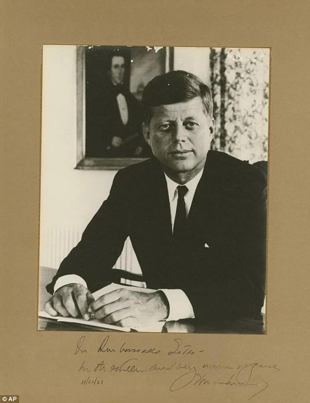 Chữ ký cuối cùng của ông Kennedy được rao bán giá khủng ảnh 1 Chữ ký cuối cùng của ông Kennedy được rao bán giá khủng ảnh 1