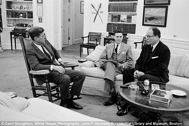 Chữ ký cuối cùng của ông Kennedy được rao bán giá khủng ảnh 2 Chữ ký cuối cùng của ông Kennedy được rao bán giá khủng ảnh 2