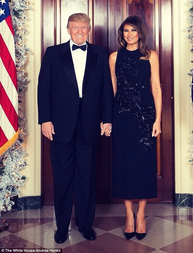 Vợ chồng ông Trump tay trong tay chúc mừng Giáng sinh ảnh 1