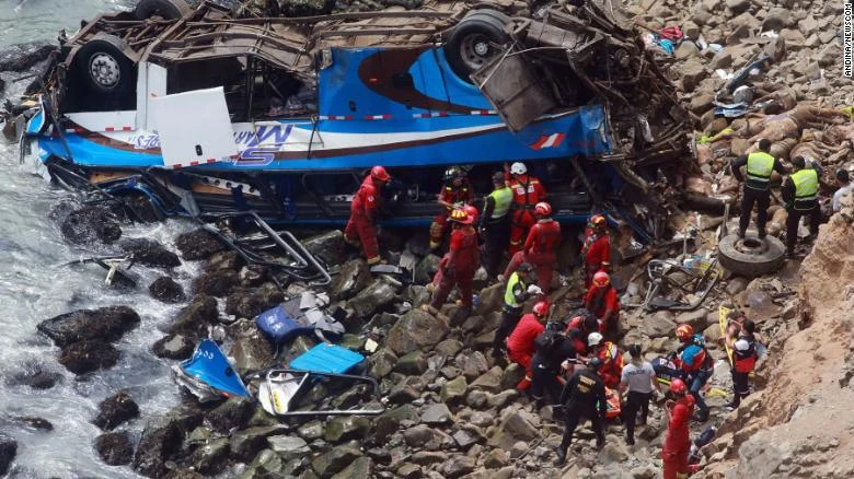 Peru: Xe buýt lao xuống vực, 36 người tử vong ảnh 1 Peru: Xe buýt lao xuống vực, 36 người tử vong ảnh 1