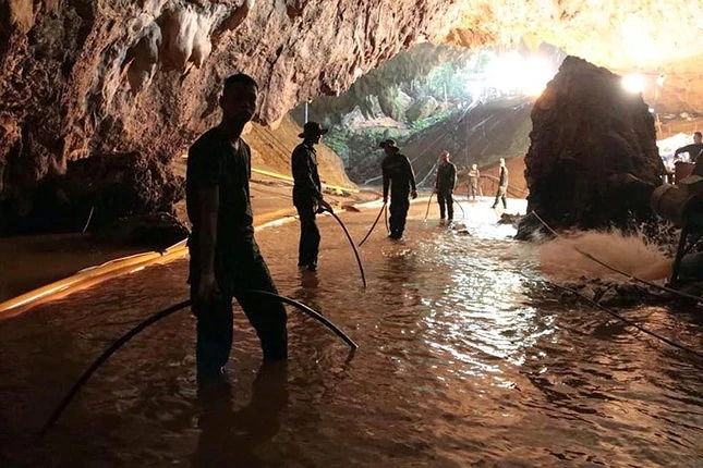 Những khoảnh khắc đáng nhớ trong chiến dịch giải cứu đội bóng ảnh 2