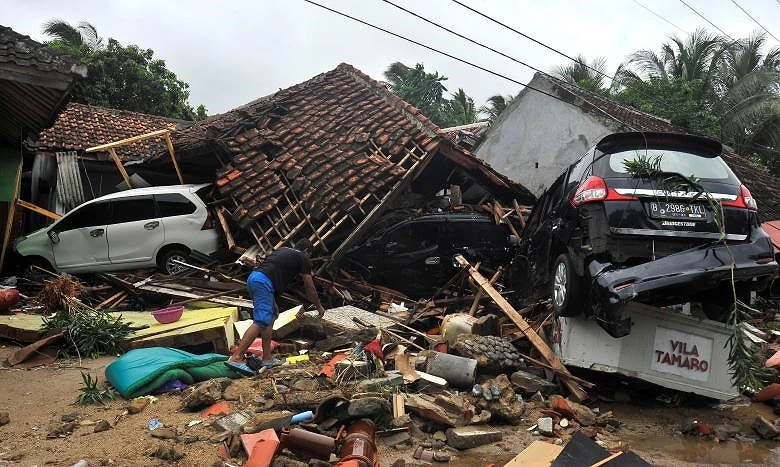 Trong đống hoang tàn sau trận sóng thần ở Indonesia ảnh 3 Trong đống hoang tàn sau trận sóng thần ở Indonesia ảnh 3