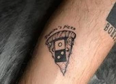 Đổ xô đi xăm hình logo công ty để ăn pizza miễn phí trọn đời