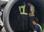 Máy bay hư động cơ vì hành khách ném xu vào… cầu may