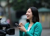 Nữ PV Hàn Quốc 'gây thương nhớ' khi tác nghiệp trên phố Hà Nội