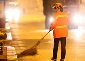 Triệu phú vẫn đi quét rác để dạy con