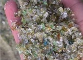 Lạ lùng bãi biển toàn thủy tinh đầy sắc màu