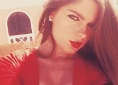 Bị công ty truyền hình sa thải vì... quá đẹp