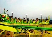 Kinh hoàng tàu lượn trẻ em đang chạy trật khỏi đường ray
