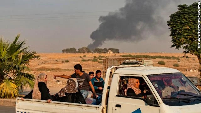 Người Kurd nháo nhào di tản sau khi Syria bị tấn công ảnh 2 Người Kurd nháo nhào di tản sau khi Syria bị tấn công ảnh 2