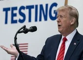 Nhà Trắng lệnh nhân viên đeo khẩu trang nhằm bảo vệ ông Trump