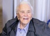 Huyền thoại điện ảnh Kirk Douglas qua đời ở tuổi 103