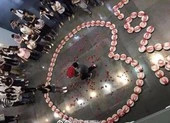 Cầu hôn thành công nhờ... 99 hộp tôm hùm