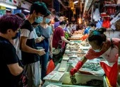 Cảnh sát Hong Kong xịt hơi cay người không đeo khẩu trang