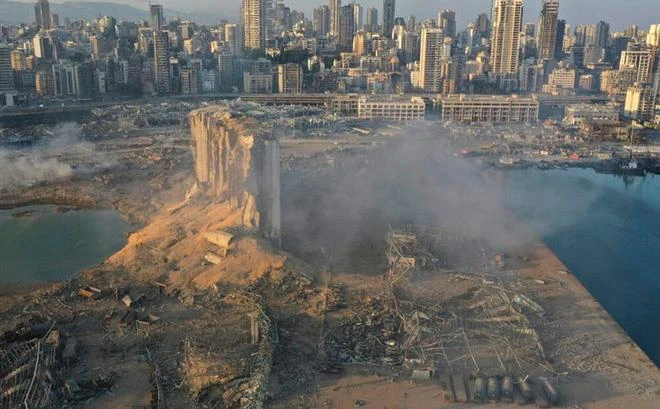Tổng thống Lebanon: Vụ nổ có thể do bom hoặc tên lửa ảnh 2