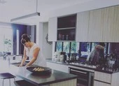 Cô dâu diện váy cưới suốt một năm sau ngày kết hôn