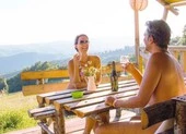 Vợ chồng khỏa thân đi khắp thế giới