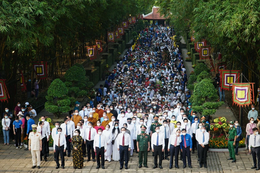 Từ 7 giờ sáng, rất đông cán bộ, chiến sĩ công an, quân đội và hàng nghìn người dân từ khắp nơi đã đổ về Công viên Lịch sử - Văn hóa Dân tộc để dâng hương. Từ 7 giờ sáng, rất đông cán bộ, chiến sĩ công an, quân đội và hàng nghìn người dân từ khắp nơi đã đổ về Công viên Lịch sử - Văn hóa Dân tộc để dâng hương.