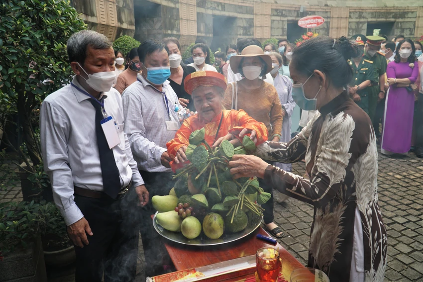 Dù đã gần 80 tuổi nhưng suốt 6 năm qua, năm nào cụ bà Phạm Thị Kiều cũng cùng gia đình đều đặn đến dâng hương tưởng niệm vua Hùng. “Nhà tôi ở TP Tân An (Long An), cách đây gần 80 km, để kịp giờ đến thắp hương, cả nhà phải chuẩn bị đi từ 3 giờ sáng. Dù đi xa nhưng tôi cũng ráng đi vì mỗi năm chỉ có một ngày này. Các vua Hùng đã có công dựng nước, là con cháu mình phải có nghĩa vụ và trách nhiệm tưởng nhớ công ơn to lớn đó”, cụ Phạm Thị Kiều chia sẻ. Dù đã gần 80 tuổi nhưng suốt 6 năm qua, năm nào cụ bà Phạm Thị Kiều cũng cùng gia đình đều đặn đến dâng hương tưởng niệm vua Hùng. “Nhà tôi ở TP Tân An (Long An), cách đây gần 80 km, để kịp giờ đến thắp hương, cả nhà phải chuẩn bị đi từ 3 giờ sáng. Dù đi xa nhưng tôi cũng ráng đi vì mỗi năm chỉ có một ngày này. Các vua Hùng đã có công dựng nước, là con cháu mình phải có nghĩa vụ và trách nhiệm tưởng nhớ công ơn to lớn đó”, cụ Phạm Thị Kiều chia sẻ.