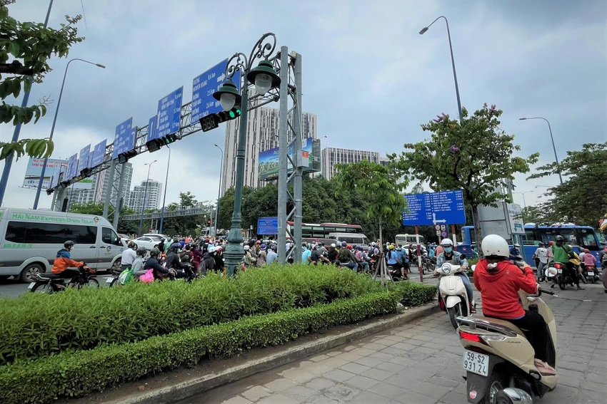 Nhiều người phải chạy lấn lên vỉa hè để có đường đi. Nhiều người phải chạy lấn lên vỉa hè để có đường đi.