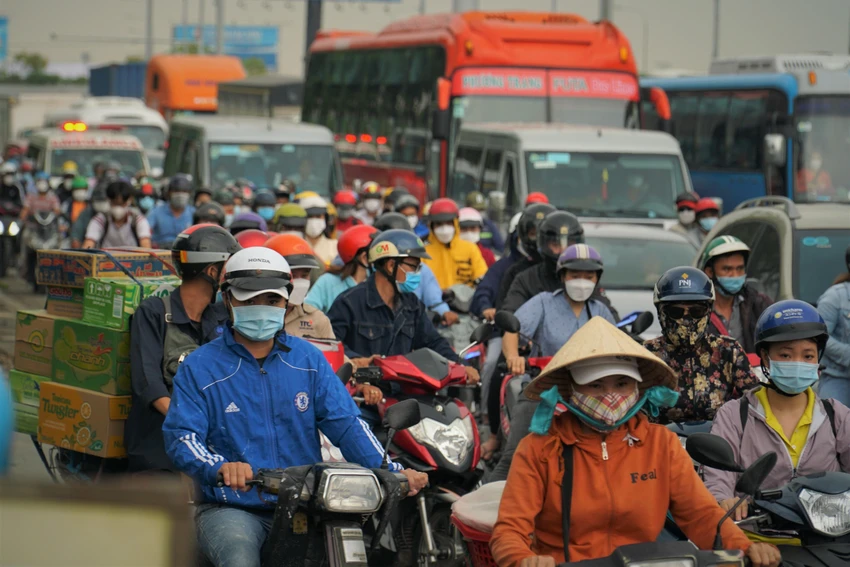 Càng về tối, lượng người đổ về cửa ngõ phía Tây thành phố càng đông. Càng về tối, lượng người đổ về cửa ngõ phía Tây thành phố càng đông.