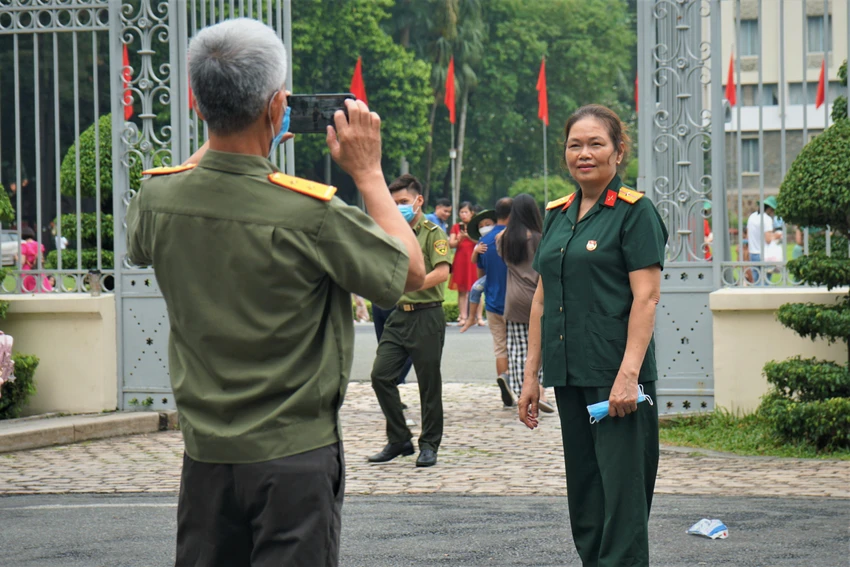 Nhiều người thích thú chụp ảnh. Nhiều người thích thú chụp ảnh.