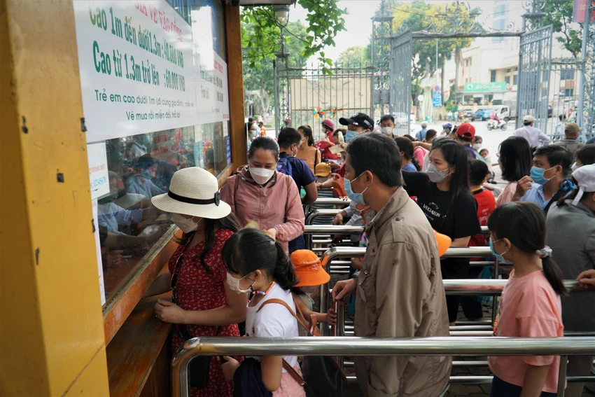 Ban đầu lượng khách còn ít, sau đó đông dần khi trời về trưa. Giá vé vẫn không thay đổi, người lớn 60.000 đồng, trẻ em 40.000 đồng, trẻ em cao dưới 1m được miễn phí. Ban đầu lượng khách còn ít, sau đó đông dần khi trời về trưa. Giá vé vẫn không thay đổi, người lớn 60.000 đồng, trẻ em 40.000 đồng, trẻ em cao dưới 1m được miễn phí.