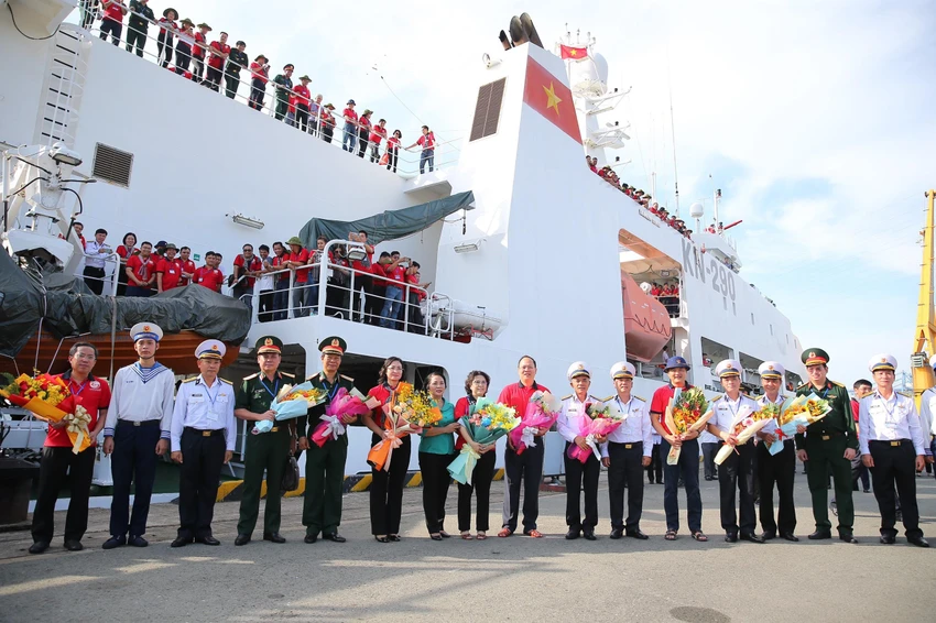 Đoàn công tác chụp hình lưu niệm trước khi rời Cảng đi Trường Sa. Ảnh: L.H Đoàn công tác chụp hình lưu niệm trước khi rời Cảng đi Trường Sa. Ảnh: L.H