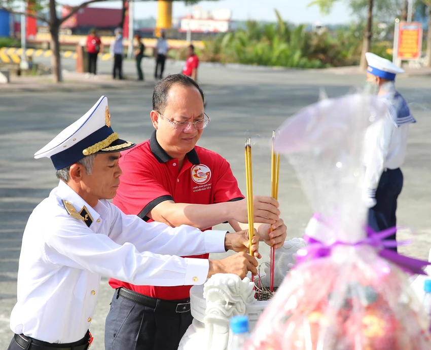 Đồng chí Nguyễn Hồ Hải, Phó Bí thư Thành ủy TP.HCM, dâng hương tưởng niệm trước chuyến đi. Ảnh: L.H Đồng chí Nguyễn Hồ Hải, Phó Bí thư Thành ủy TP.HCM, dâng hương tưởng niệm trước chuyến đi. Ảnh: L.H